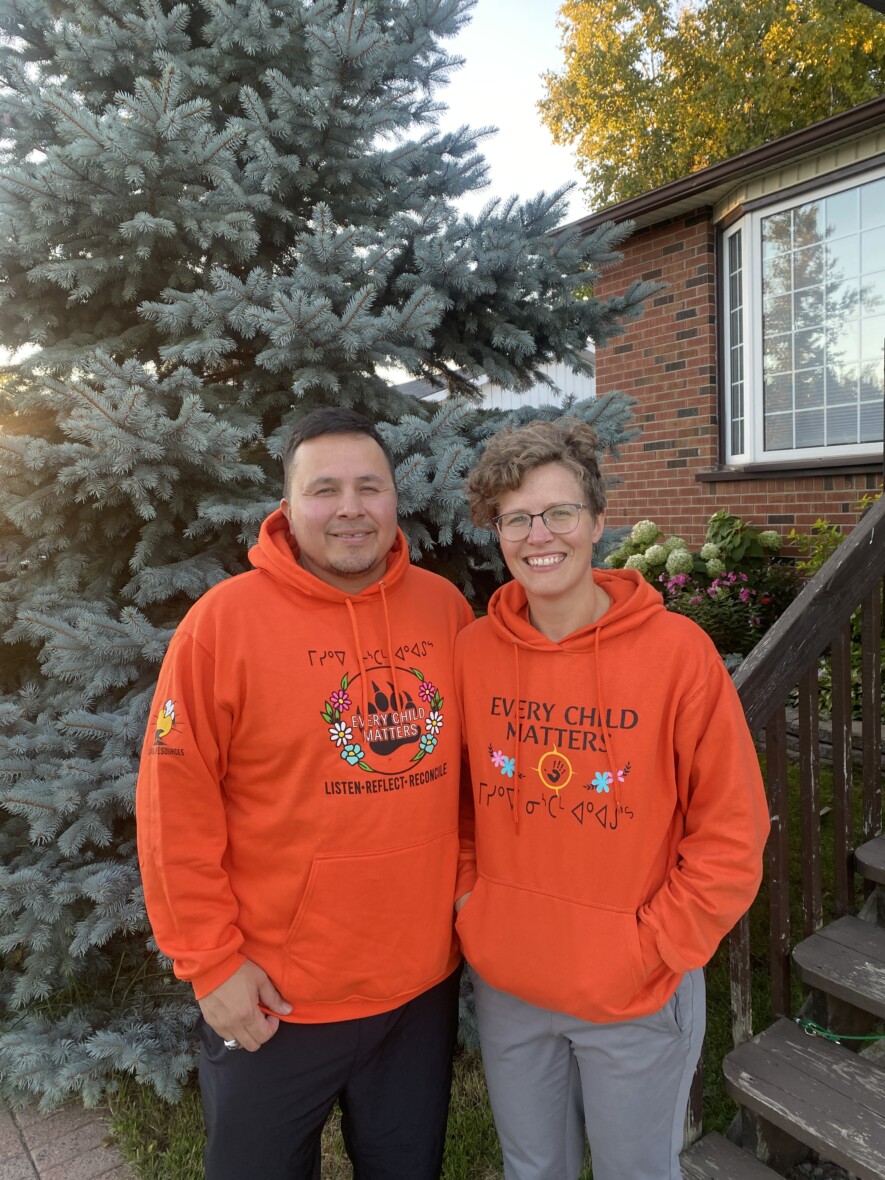 Le couple Wayne Neegan et Elisabeth Labrie en mode chandail orange pour rendre hommage aux enfants disparus, aux survivants des pensionnats autochtones ainsi qu’à leurs familles et leurs communautés. &mdash; Photo : Ndery Dione