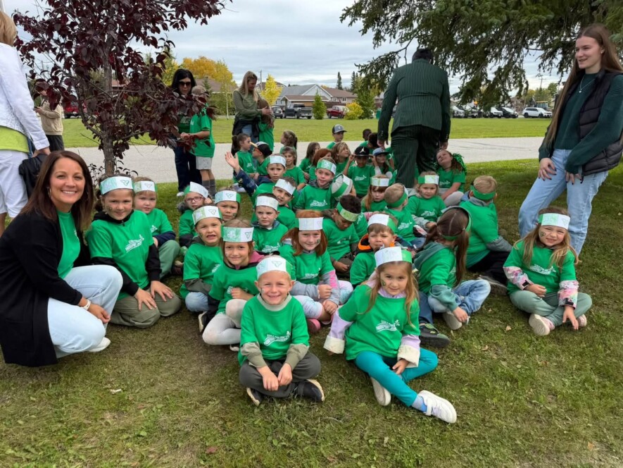 Légende : Belle participation des élèves de l’école Passeport Jeunesse à la Journée des Franco-Ontariens et Franco-Ontariennes &mdash; Photo : Ndery Dione
