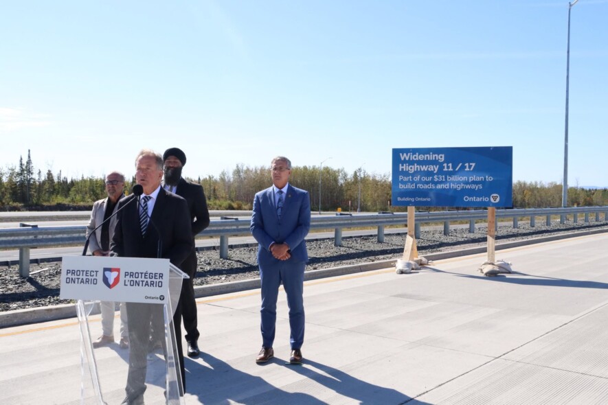Légende : Le ministre Georges Pirie en compagnie de son collègue Prabmeet Sarkaria, ministre des transports pour faire le lancement des travaux d’élargissement de la route 11/17 entre le chemin McGuire et le chemin Coughlin &mdash; Photo : Georges Pirie/Facebook
