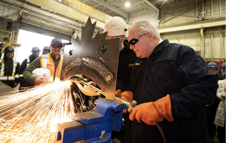 Le premier ministre de l'Ontario, Doug Ford, utilise un chalumeau pour découper de l'acier lors d'une visite au chantier naval Heddle à St. Catharines, en Ontario, le vendredi 31 janvier 2025. L'inscription gravée dans l'acier indique «Protect Ontario» («Protégeons l'Ontario») &mdash; Photo : Peter Power/Archives La Presse Canadienne