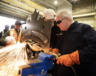 Le premier ministre de l'Ontario, Doug Ford, utilise un chalumeau pour découper de l'acier lors d'une visite au chantier naval Heddle à St. Catharines, en Ontario, le vendredi 31 janvier 2025. L'inscription gravée dans l'acier indique «Protect Ontario» («Protégeons l'Ontario») &mdash; Photo : Peter Power/Archives La Presse Canadienne