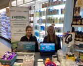 Mireille Brochu et Myriam Vaillancourt à la pharmacie Novena, jeudi dernier, dans le cadre de la Semaine de sensibilisation aux maladies mentales &mdash; Photo : Ndery Dione