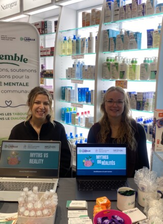 Mireille Brochu et Myriam Vaillancourt à la pharmacie Novena, jeudi dernier, dans le cadre de la Semaine de sensibilisation aux maladies mentales &mdash; Photo : Ndery Dione