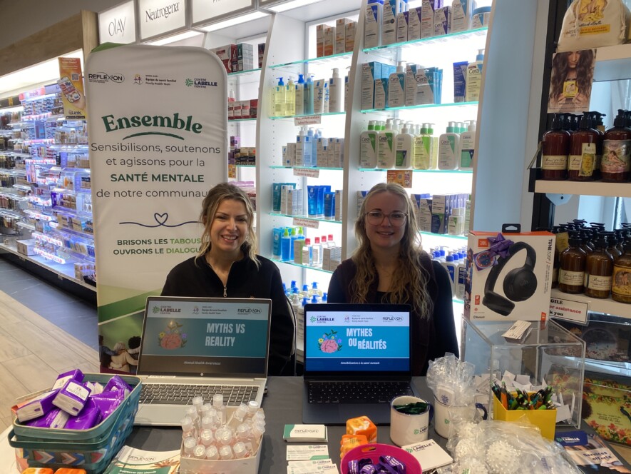 Mireille Brochu et Myriam Vaillancourt à la pharmacie Novena, jeudi dernier, dans le cadre de la Semaine de sensibilisation aux maladies mentales &mdash; Photo : Ndery Dione