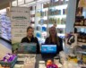 Mireille Brochu et Myriam Vaillancourt à la pharmacie Novena, jeudi dernier, dans le cadre de la Semaine de sensibilisation aux maladies mentales &mdash; Photo : Ndery Dione