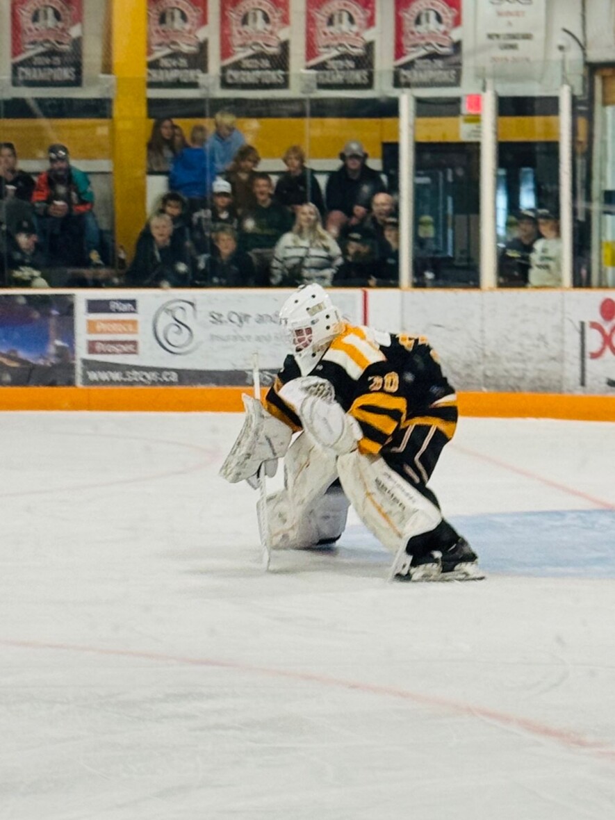 Le gardien de Hearst Nicolas Gagnon connaît un excellent début de saison avec les Cubs de New Liskeard, ayant déjà signé cinq victoires en sept départs dans la ligue AAA du Grand Nord.  &mdash; Photo de courtoisie