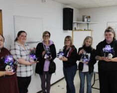 Participants et décorations au bricolage d’Halloween du Club canadien-français de Geraldton. &mdash; Photo : Stéphanie Laplante