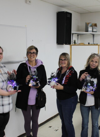 Participants et décorations au bricolage d’Halloween du Club canadien-français de Geraldton. &mdash; Photo : Stéphanie Laplante