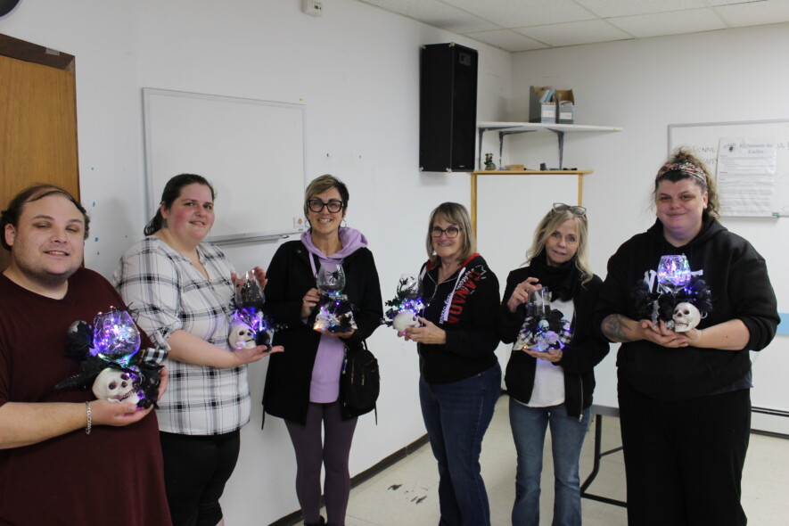Participants et décorations au bricolage d’Halloween du Club canadien-français de Geraldton. &mdash; Photo : Stéphanie Laplante