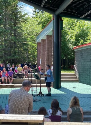 Nathalie Brunet, intervenante francophone à The Abortion Monologues, raconte une vraie histoire à propos de l’avortement devant les spectateurs à l'amphithéâtre de Bowring Park, St. John’s. Photo: Shannon Dinn  