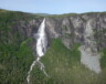 Vue vers le sud-ouest de la montagne North Arm et une chute d’eau, juste à la limite sud de Trout River Pond. Photo: Courtoisie Jean Bédard  
