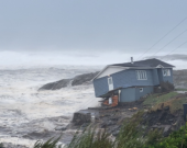 Au sommet d'une falaise, une maison vacille et est ensuite balayée par l'ouragan Fiona. Photo: Wreckhouse Press (courtoisie)  