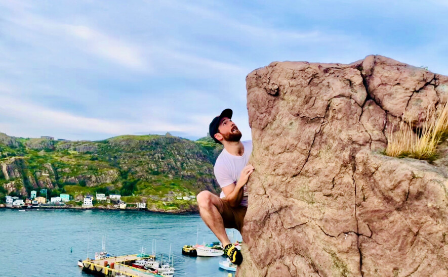 Des souliers d’escalade, un crashpad, une roche à hauteur raisonnable, et Stephen Ryan s’envole dans les hauteurs, ici à Fort Amherst en face du port de St. John’s. Photo: Joel Harvie (courtoisie)  