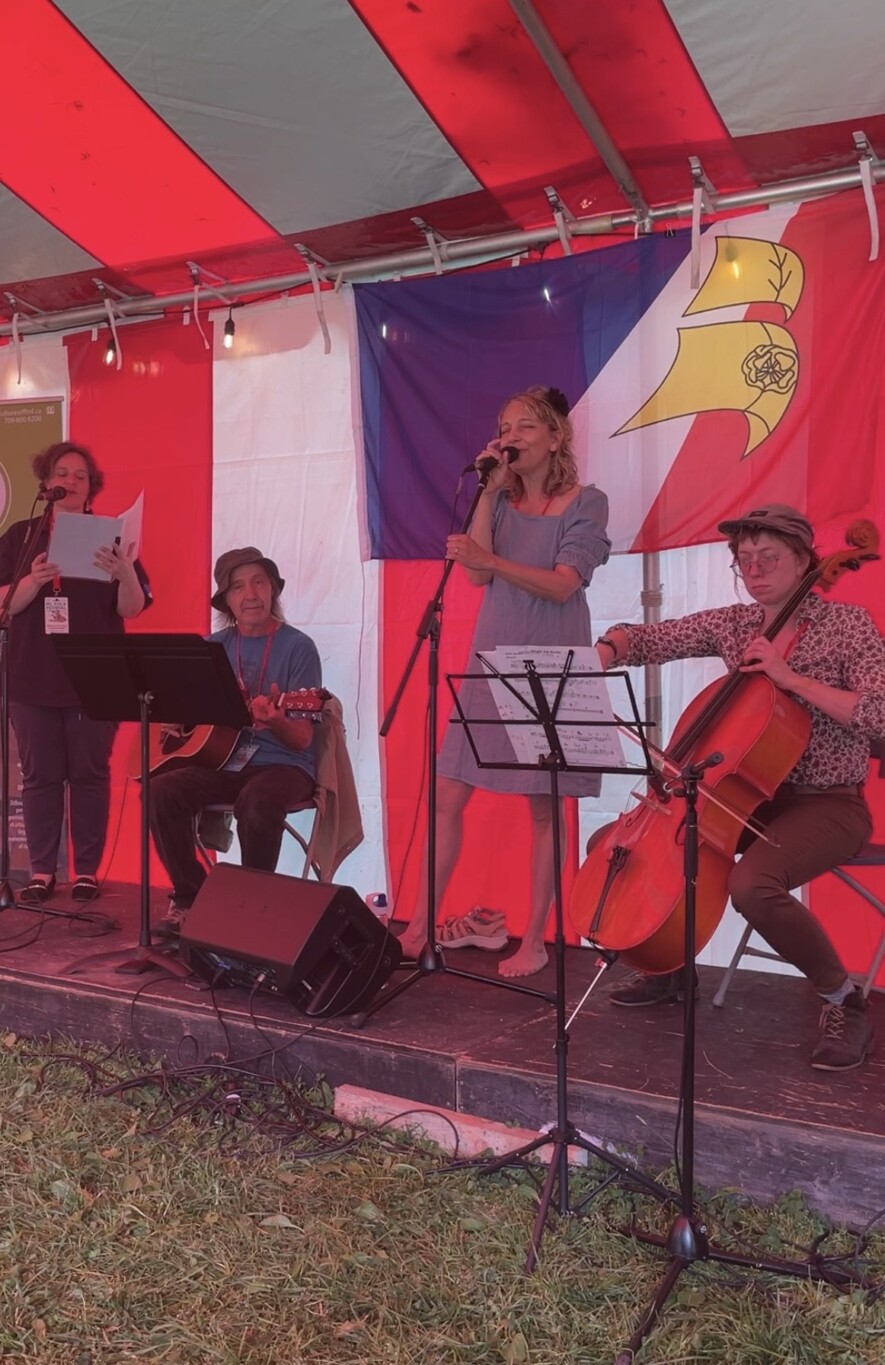 Accompagnée par Agnès Mamet, Grant Gallant, Maude Julia Blanchet et Bill Simms, Louise partage sa musique sous la tente au Folk Festival.  