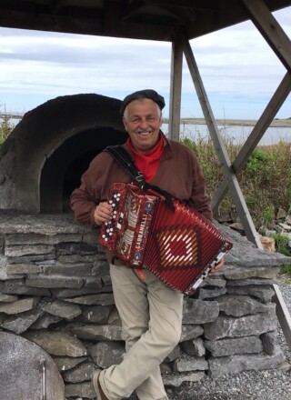 Dave Jones vous accueillera aux French Rooms de Port au Choix dans les deux langues officielles, vêtu d’un costume d’époque du 18e siècle et accompagné d’un accordéon. — Photo: Millie Spence (Courtoisie)