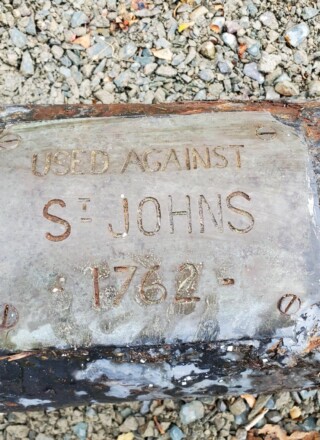 On présume que les forces françaises ont utilisé ce canon dans la bataille en 1762. Fait en bronze et fonte, on trouve sur une plaque attachée à son côté USED AGAINST ST. JOHN’S 1762 («Utilisé contre St. John’s 1762»). Le président du Conseil, Frank Gogos, suggère qu’il est possible que les Suédois aient fabriqué et fourni cette arme aux Français en raison de leur alliance militaire historique et production notable d’armes. — Frank Gogos (Royal Newfoundland Regiment Museum)