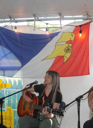Le spectacle de Soup' Du Jour dans la Tente du Réseau culturel de la Fédération des Francophones de Terre-Neuve et du Labrador (FFTNL). — John Babb