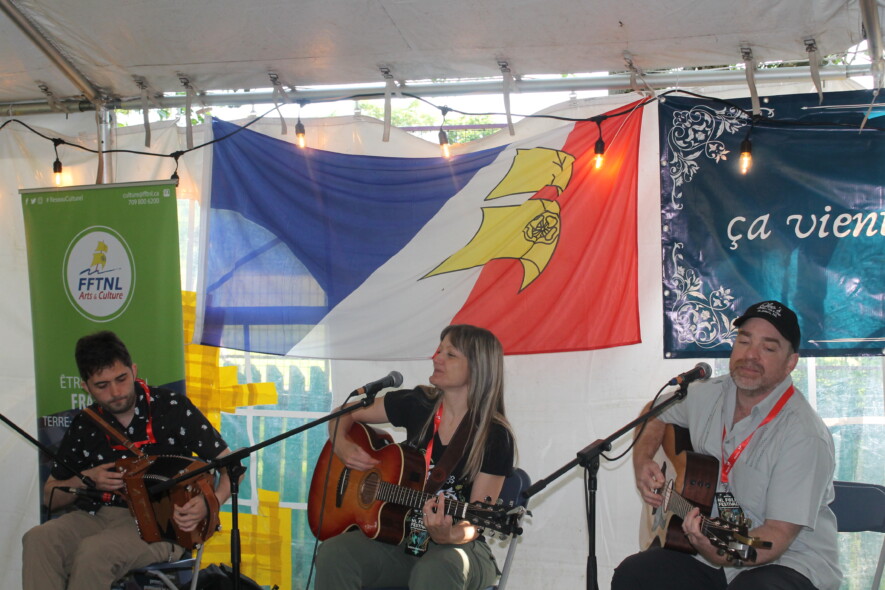 Le spectacle de Soup' Du Jour dans la Tente du Réseau culturel de la Fédération des Francophones de Terre-Neuve et du Labrador (FFTNL). — John Babb