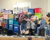 Pour les évacués de Musgrave Harbour à Gander, une kitchen party les a rassemblés pour la musique et le soutien amical. De gauche à droite: Frank MacDonald, Tony Batten, Derek Roberts et Gary Knapman. — Courtoisie