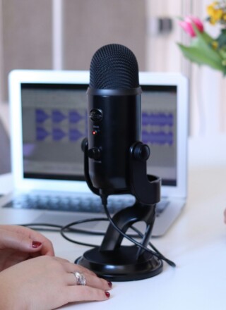 Les balados s’imposent dans la francophonie canadienne, mais leur modèle économique reste cependant fragile. — Photo : CoWomen – Unsplash
