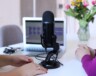 Les balados s’imposent dans la francophonie canadienne, mais leur modèle économique reste cependant fragile. — Photo : CoWomen – Unsplash