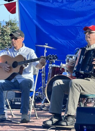 Les frères Robert et Bernard Félix.
 — Cody Broderick