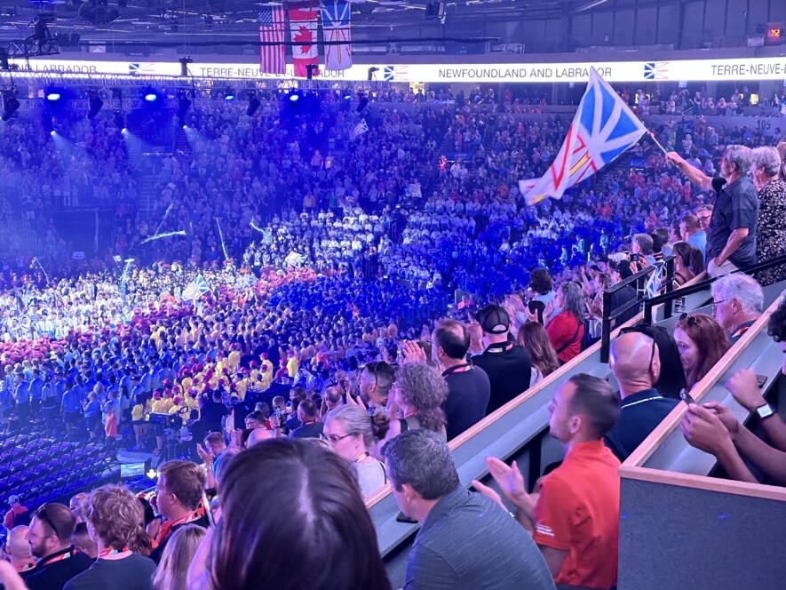 Les drapeaux représentant chaque province et territoire du Canada flottaient haut dans les airs pour les athlètes qui ont fait leur entrée lors de la cérémonie d'ouverture des Jeux d'été du Canada. — Cody Broderick