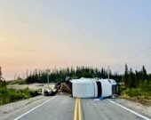 L’un des trois accidents de camions survenus sur la section québécoise de la TransQuébec-Labrador en moins d’une semaine au mois d’août.

 — Escorte routière Baie-Comeau (Courtoisie)