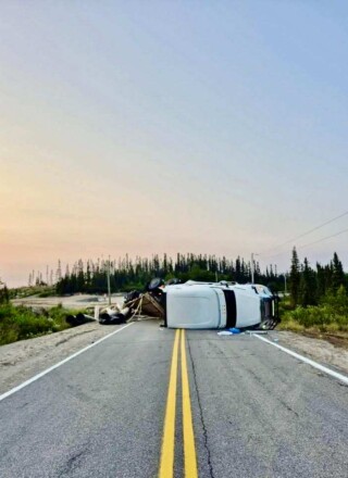 L’un des trois accidents de camions survenus sur la section québécoise de la TransQuébec-Labrador en moins d’une semaine au mois d’août.
— Escorte routière Baie-Comeau (Courtoisie)