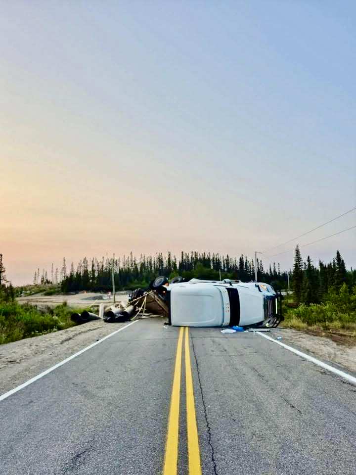 L’un des trois accidents de camions survenus sur la section québécoise de la TransQuébec-Labrador en moins d’une semaine au mois d’août.

 — Escorte routière Baie-Comeau (Courtoisie)