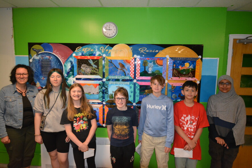 Sur la photo, la professeure d’arts Isabelle Grenier (à gauche) et les jeunes artistes devant leur création collaborative. — Éric Cyr (TDN)