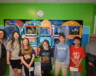 Sur la photo, la professeure d’arts Isabelle Grenier (à gauche) et les jeunes artistes devant leur création collaborative. — Éric Cyr (TDN)