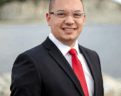 Né au Nouveau-Brunswick et élevé à Sheaves Cove, sur la péninsule de Port-au-Port, Jeffrey Young travaille actuellement en tant que directeur général de la Fondation culturelle micmaque (Mi’kmaw Cultural Foundation) à Stephenville et dirige sa propre société de conseil, Bayside Consulting Inc. — Courtoisie