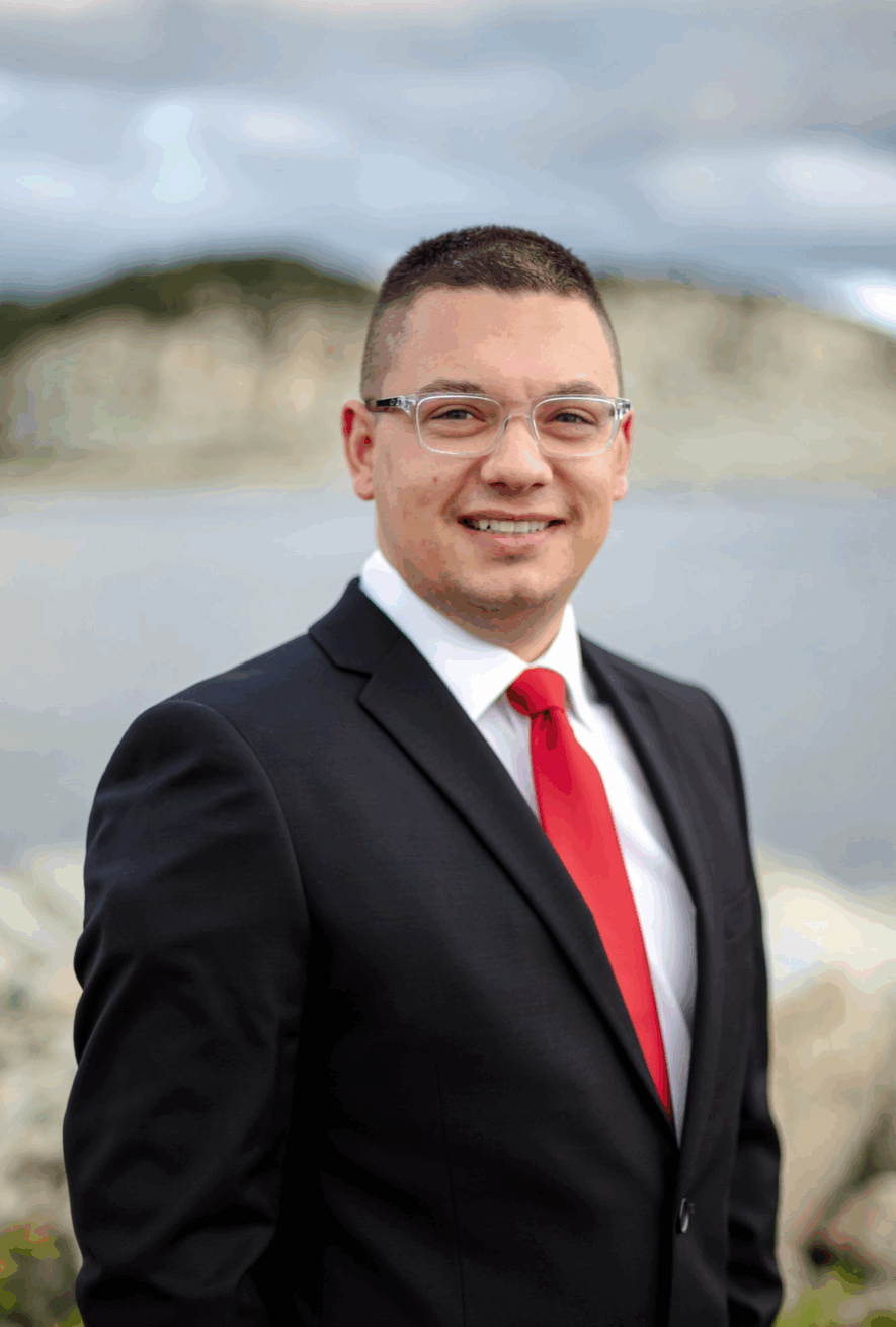 Né au Nouveau-Brunswick et élevé à Sheaves Cove, sur la péninsule de Port-au-Port, Jeffrey Young travaille actuellement en tant que directeur général de la Fondation culturelle micmaque (Mi’kmaw Cultural Foundation) à Stephenville et dirige sa propre société de conseil, Bayside Consulting Inc. — Courtoisie