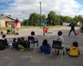 La météo à Happy Valley-Goose Bay était très agréable lors de la représentation d’Amarelinha, qui se produit normalement en plein air. — Sophie Gauthier