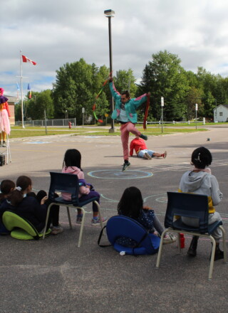 La météo à Happy Valley-Goose Bay était très agréable lors de la représentation d’Amarelinha, qui se produit normalement en plein air. — Sophie Gauthier