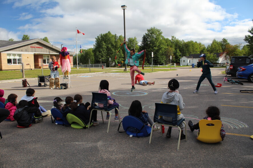 La météo à Happy Valley-Goose Bay était très agréable lors de la représentation d’Amarelinha, qui se produit normalement en plein air. — Sophie Gauthier