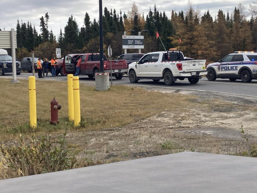 L’entrave de la circulation des autobus de travailleurs lors du geste de désobéissance civile survenu le 21 octobre dernier. Sur la couverture, des perturbations à l’aéroport de Wabush. — Lisa Hunt (Courtoisie)