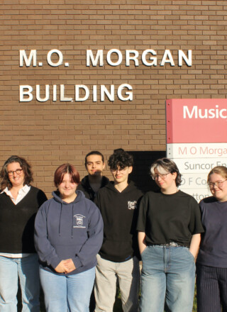 Les élèves saint-pierrais et leurs enseignantes accompagnantes, Claire Autin et Anaïs Siosse, hors de l’École de musique à l'Université Memorial. — John Babb