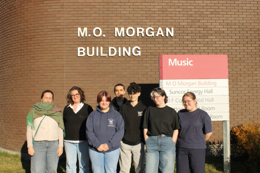 Les élèves saint-pierrais et leurs enseignantes accompagnantes, Claire Autin et Anaïs Siosse, hors de l’École de musique à l'Université Memorial. &mdash; John Babb