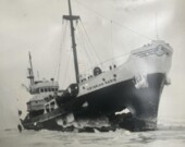 Alors que le Victorian Marie était coincé dans les glaces, Gaétan Carré fait une «balade» sur la banquise dans cette photo dénichée de ses archives. &mdash; Gaétan Carré (Courtoisie)