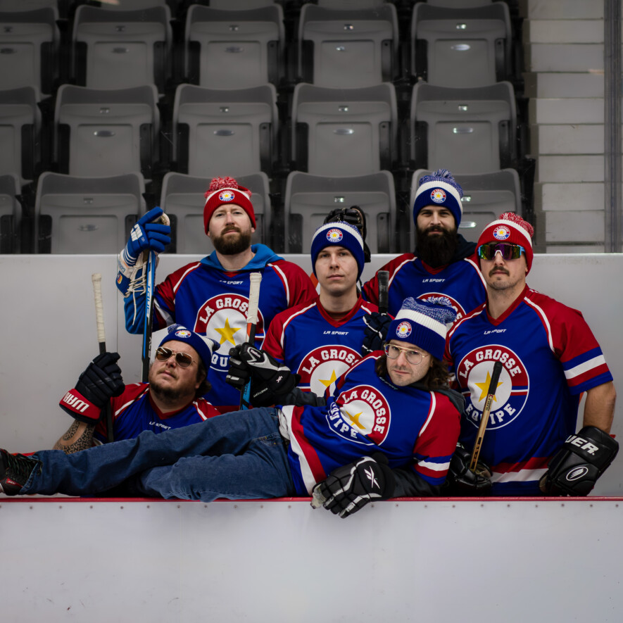 De gauche à droite à l’arrière: Danick Ouellette (batterie), Patrick Dionne (guitare), Benoit Dionne (basse et voix), Jérémie Thériault (piano, accordéon et voix), Mathieu Ouellette (guitare et voix), à l’avant: Alexandre Dionne (guitare, harmonica et voix). &mdash; Courtoisie (Tracy’ Photos)