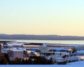 La région de la baie Saint-Georges et Stephenville, ville autrement connu comme Acadian Village, a longtemps abrité une population diversifiée composée de Mi'kmaq, de Franco-Terre-Neuviens, d’Acadiens, d'anglophones terre-neuviens et, depuis les années 1940, même de personnes ayant des racines américaines. Après avoir enduré une longue période de colonisation, la population mi'kmaw revendique de plus en plus d'espace pour se faire rayonner, comme le nouvel espace culturel en plein air annoncé en octobre dernier, Ta’n etl-mawitamk, qui se traduit par « là où les gens se rassemblent.» &mdash; Wikimedia Commons