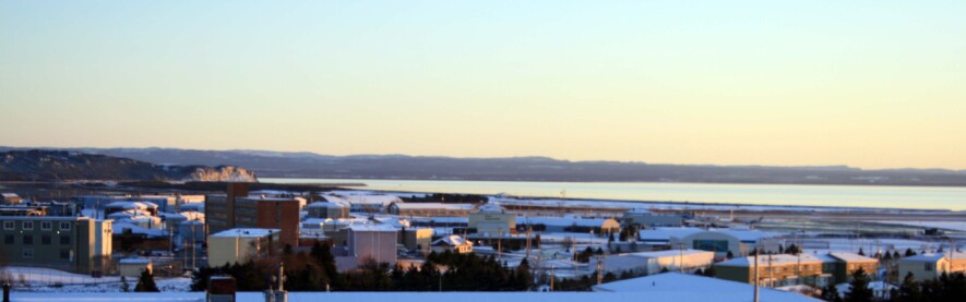 La région de la baie Saint-Georges et Stephenville, ville autrement connu comme Acadian Village, a longtemps abrité une population diversifiée composée de Mi'kmaq, de Franco-Terre-Neuviens, d’Acadiens, d'anglophones terre-neuviens et, depuis les années 1940, même de personnes ayant des racines américaines. Après avoir enduré une longue période de colonisation, la population mi'kmaw revendique de plus en plus d'espace pour se faire rayonner, comme le nouvel espace culturel en plein air annoncé en octobre dernier, Ta’n etl-mawitamk, qui se traduit par « là où les gens se rassemblent.» &mdash; Wikimedia Commons