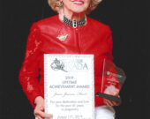 Joan Hart lorsqu’elle a été honorée par Miss Universe Canada &mdash; Photo : Courtoisie