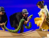 Claudelle rencontre le serpent qui l’invite à s’évader, mais elle ne veut pas partir sans avoir capturé dans un bocal le rire de son père. &mdash; Photo : Fleurdelise Dumais