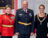 Fernand Labelle (centre) lors de la cérémonie à Rideau Hall &mdash; Photo : Courtoisie
