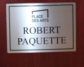 Le siège dédicacé au nom de Robert Paquette. &mdash; Photo : Courtoisie