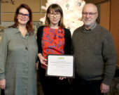 Chaque année, lors de son AGA, l’ACFO reconnait les contributions d’un groupe à l’avancement de la francophonie dans le Grand Sudbury. Cette année, l’honneur est allé au Regroupement des organismes culturels de Sudbury (ROCS) pour son engagement dans la communauté et le travail acharné de ses membres pour mettre sur pied la Place des Arts. Sur la photo, la représentante de l’ACFO, Danielle Barbeau-Rodrigue, remet le certificat à deux représentants d’organismes membres du ROCS : Hanna Dumanska du Théâtre du Nouvel-Ontario et Pierre-Paul Mongeon des Concerts la Nuit sur l’étang. &mdash; Photo : Julien Cayouette