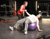 Kim La Killer (Maude Bourrassa Francœur) donne un premier cours à Martine Laforce (Véronique Champoux) dans Gym Tonic. &mdash; Photo : Julien Cayouette